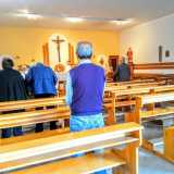 Varcato il �portone� si entra direttamente nella chiesa: una stanza in cui sono presenti file di banchi di legno che ospitano i fedeli, con decorazioni dorate che brillano intorno all'altare